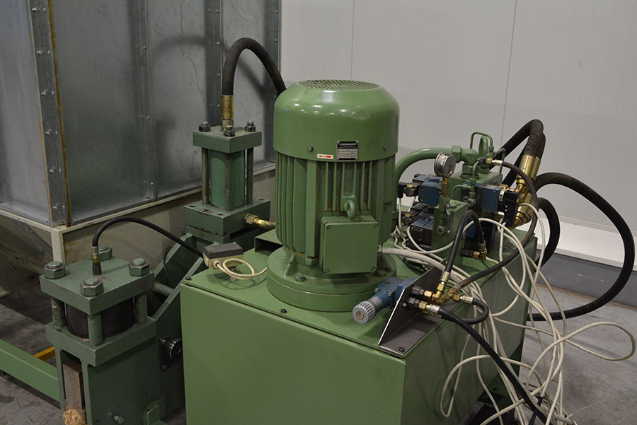5733 - BRIQUETTPRESS WITH SCREW FEEDER WETTER