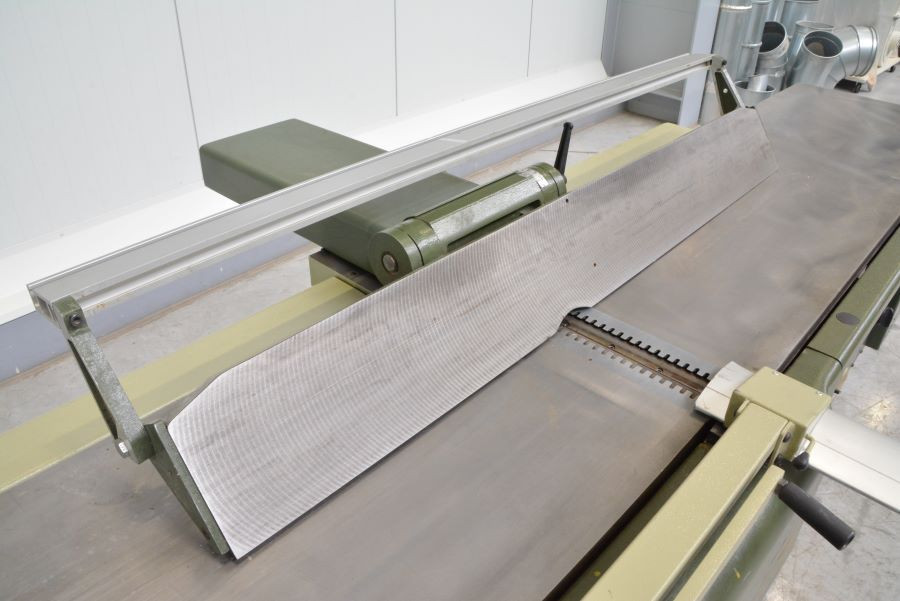 5223- WYRÓWNIARKA SCM F520